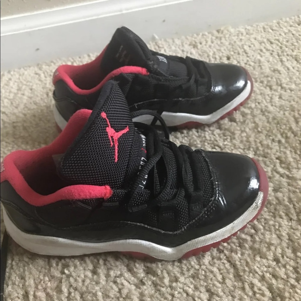 Black and red jordan